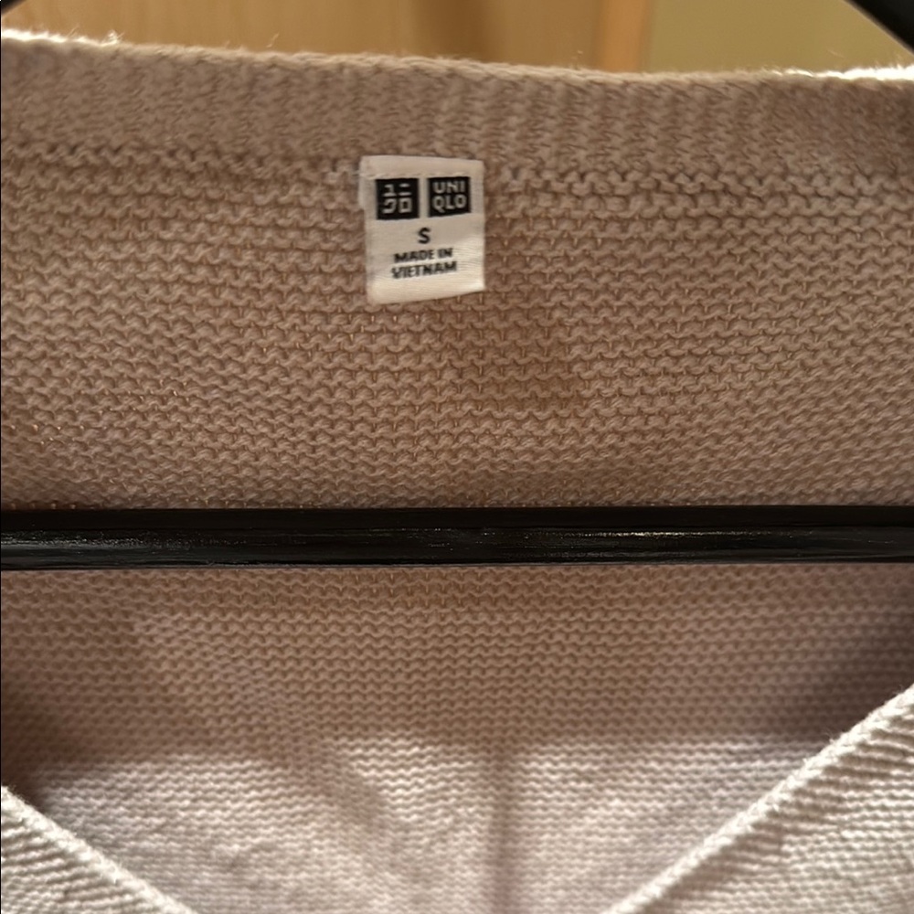 Uniqlo Cream V-Neck Sweater Soft Knit Casual - Picture 2 of 2